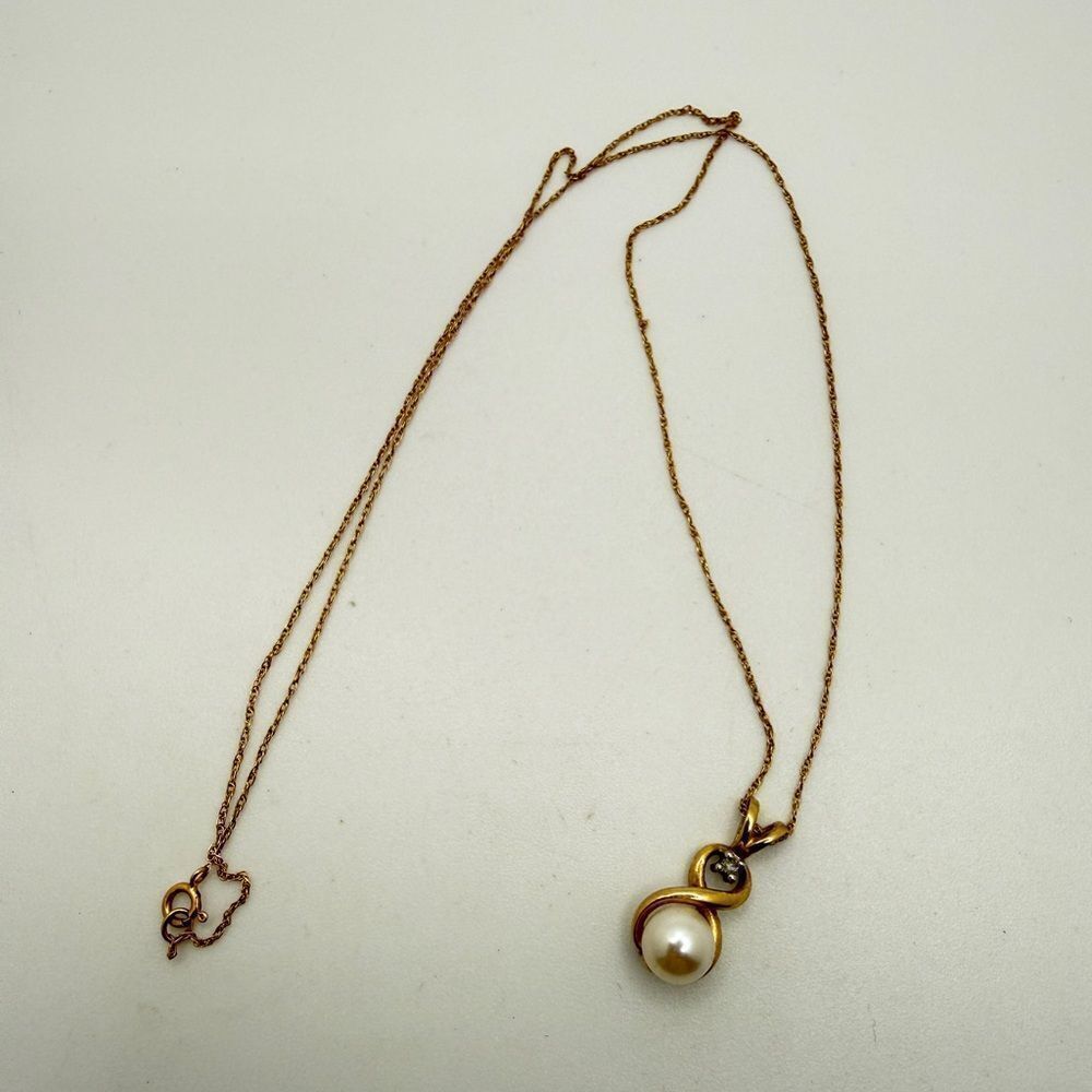 16" Vintage, dainty 14kt yellow gold, diamond and 6mm pearl necklace!
